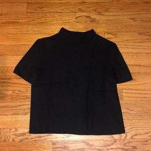 Fitted black tee